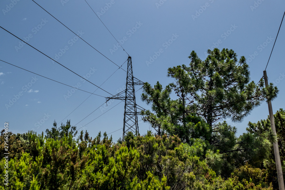 Energie Versorgung mit Strommasten über Land