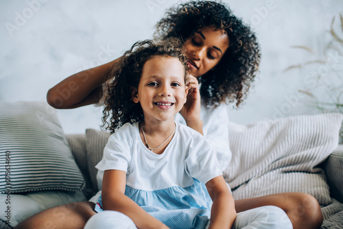 Canvas Print Woman braiding charming little daughter