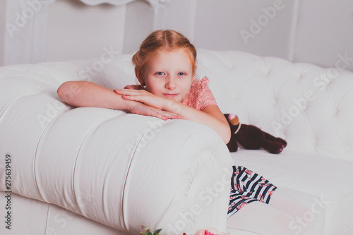 Bilde på lerret portrait of a redheaded little girl with a teddy bear in the interior