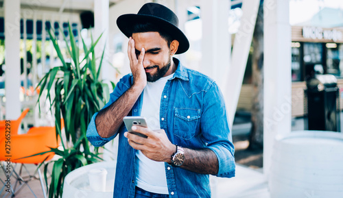 Fotografía Young Turkish man open received email with virus content feeling frustrated from