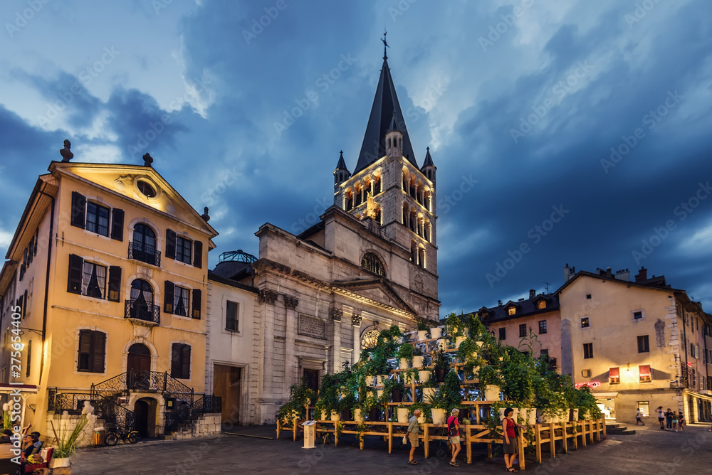 Fototapeta premium Evening View of Notre-Dame de Liesse