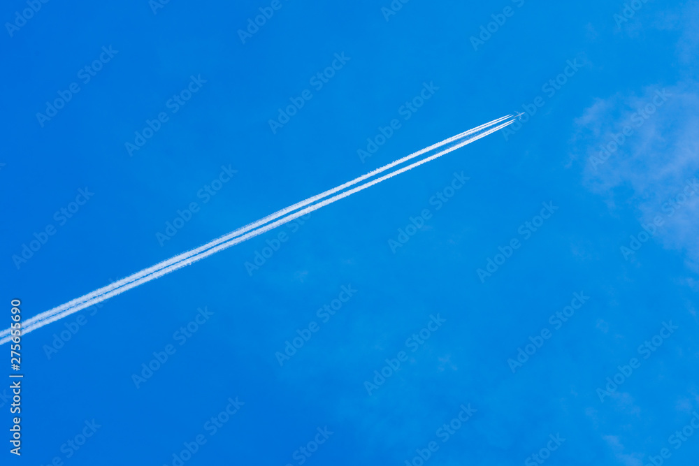 Fototapeta premium 春の青空に飛行機雲 4/28撮影