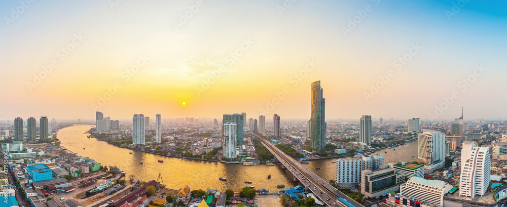 Obraz premium Piękny widok na Bangkok z rzeką Chaopraya o zachodzie słońca. Zdjęcie panoramiczne.