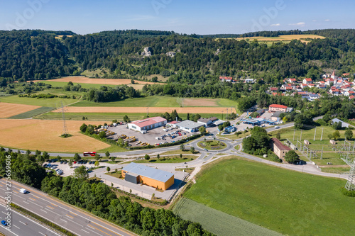 Luftaufnahme eines Gewerbegebietes mit e-tankstelle in kinding, naturpark altmühltal, bayern, deutschland
