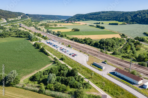 Luftaufnahme des Bahnhof Kinding im Naturpark Altm  hltal Bayern  Deutschland im Sommer