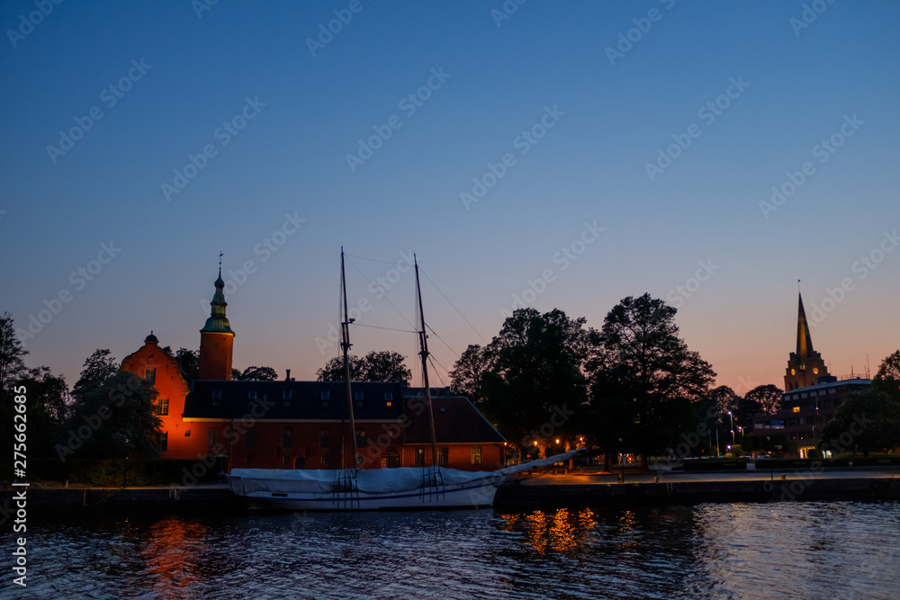 Obraz premium スウェーデン ハルムスタード 夜10時(薄暮) ニッサン川沿いの建物とヨット 19/5/24撮影