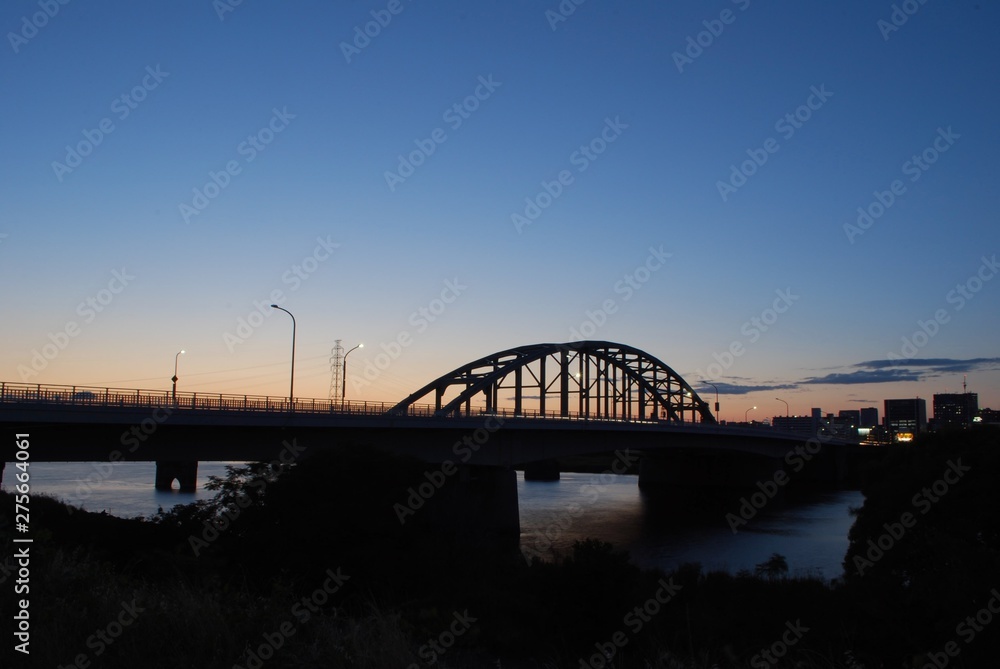 Obraz premium 夕暮れの橋