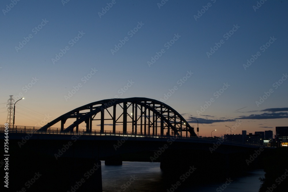 夕暮れの橋