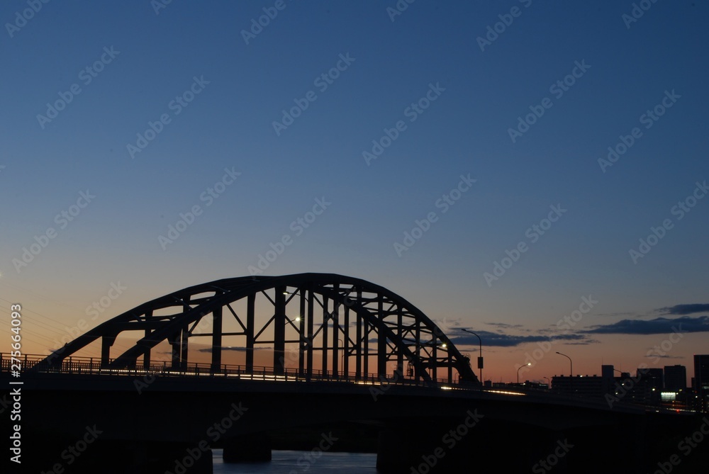 Naklejka premium 夕暮れの橋