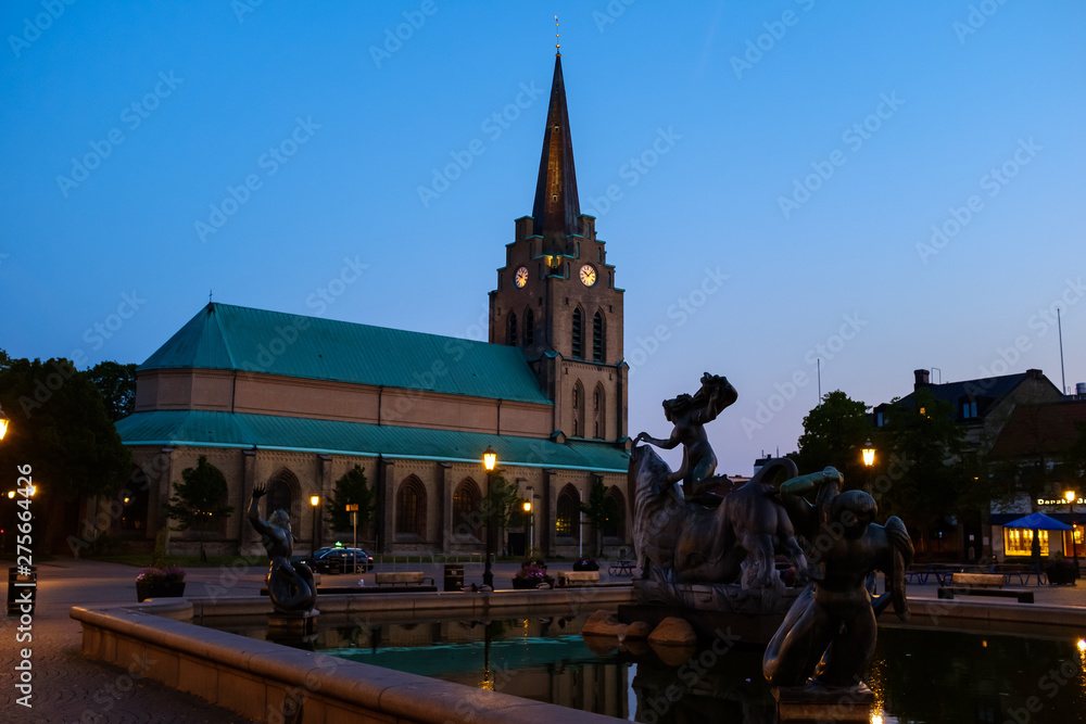 スウェーデン　ハルムスタード　夜10時（薄暮）　中央広場から見る教会　2019/5/24撮影