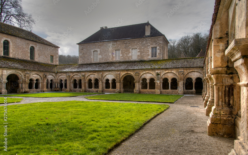 Cloître de l'abbaye de Fontenay à Marmagne, France