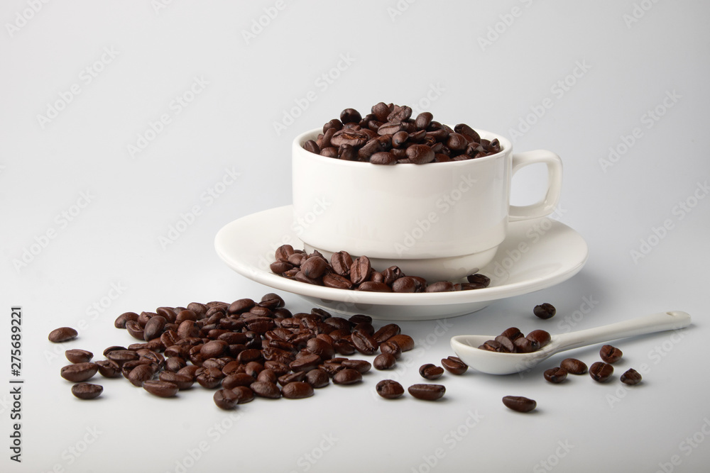Obraz premium aromatic roasted coffee beans on white background