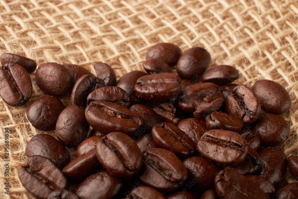 Naklejka premium aromatic roasted coffee beans on white background