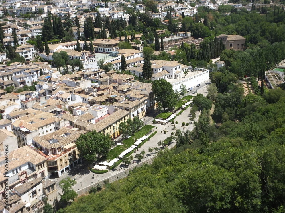 El Paseo de los Tristes de Granada visto desde el palacio de la Alhambra de Granada