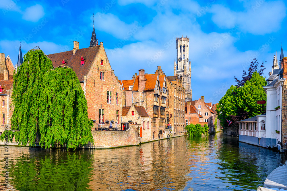 Naklejka premium Klasyczny widok na historyczne centrum Brugii (Brugge), prowincja Flandria Zachodnia, Belgia. Pejzaż Brugii z kanałem.