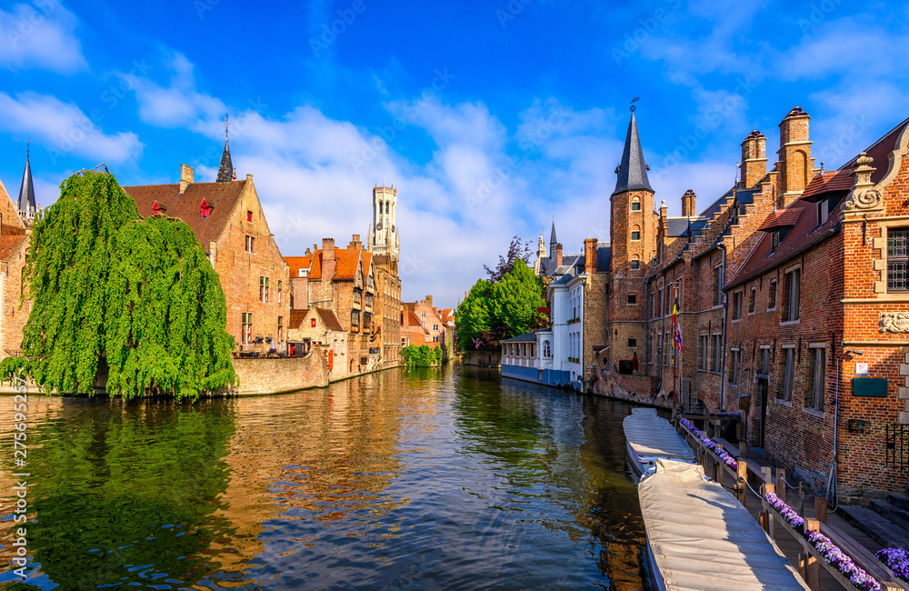 Naklejka premium Klasyczny widok na historyczne centrum Brugii (Brugge), prowincja Flandria Zachodnia, Belgia. Pejzaż Brugii z kanałem.