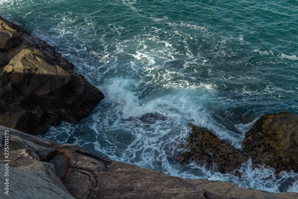 Naklejka premium waves crashing on rocks