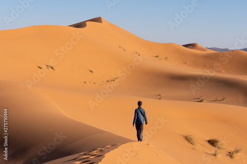 Voyageur dans le désert de Merzouga, Maroc