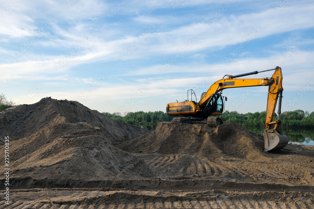 Obraz premium excavator is standing on the sand