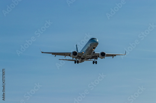 Sticker Shining underbelly of a jet about to land at Pearson International Airport, Toro