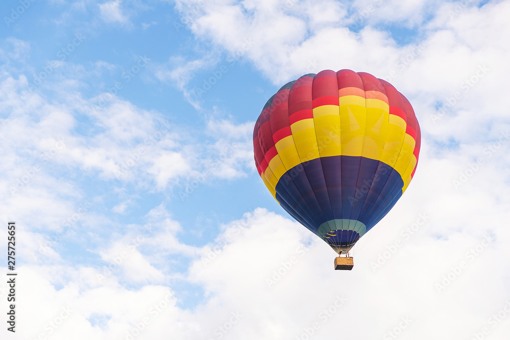 Naklejka premium Colorful hot air balloon floating under blue sky