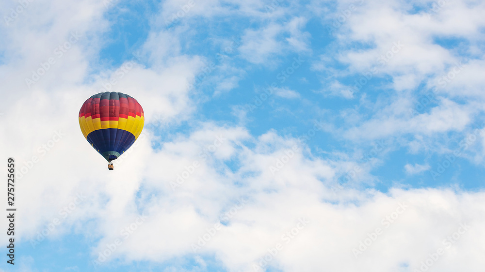Naklejka premium Colorful hot air balloon floating under blue sky