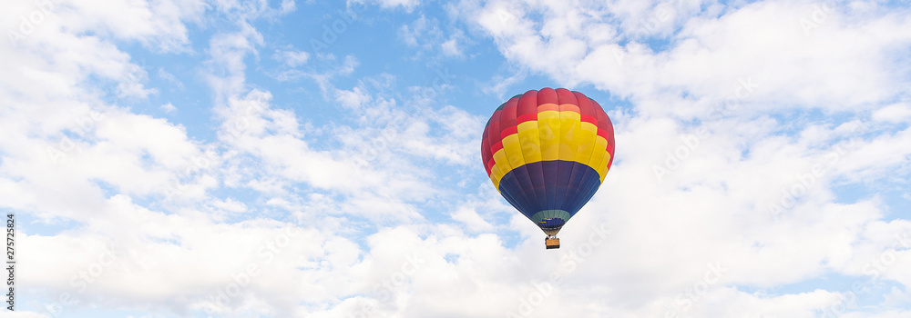 Obraz premium Colorful hot air balloon floating under blue sky