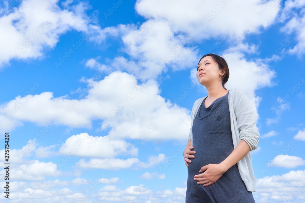 青空　妊婦　上半身　爽やか