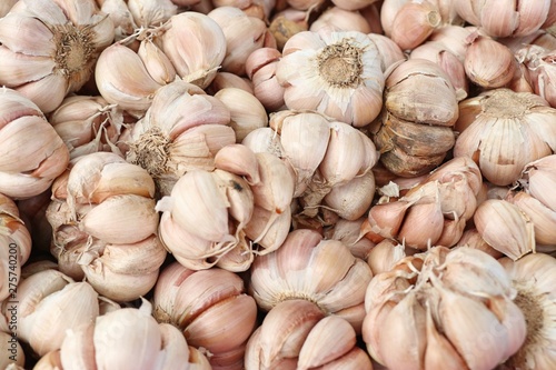 Sell garlic at the market