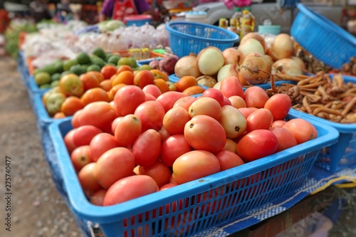 Fototapeta Naklejka Na Ścianę i Meble -  fresh tomatoes at the market