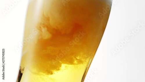 ビールを注ぐ