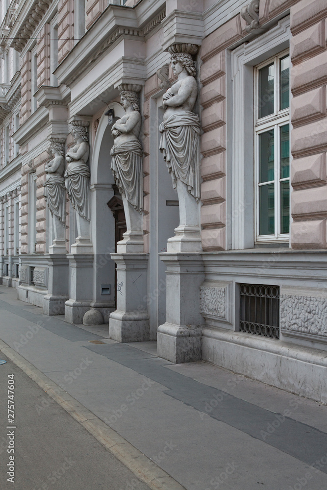 Obraz premium ornate entrance to a viennese building with 4 stone female roman centurians standing guard