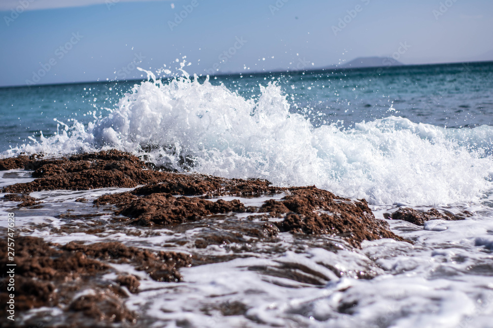 Fototapeta premium waves crashing on rocks