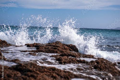 Fotografia waves crashing on rocks