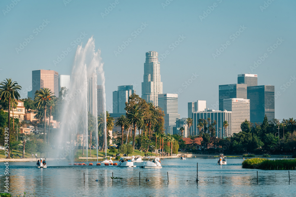 Obraz premium The Los Angeles skyline and lake at Echo Park, in Los Angeles, California