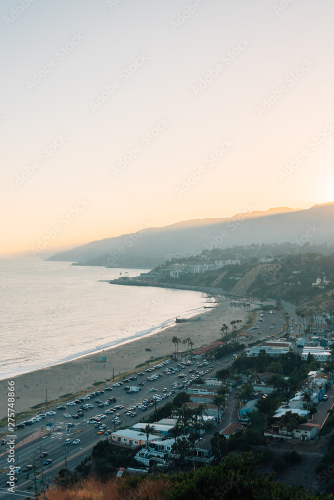 Fototapeta premium Sunset view from The Point at the Bluffs in Pacific Palisades, Los Angeles, California