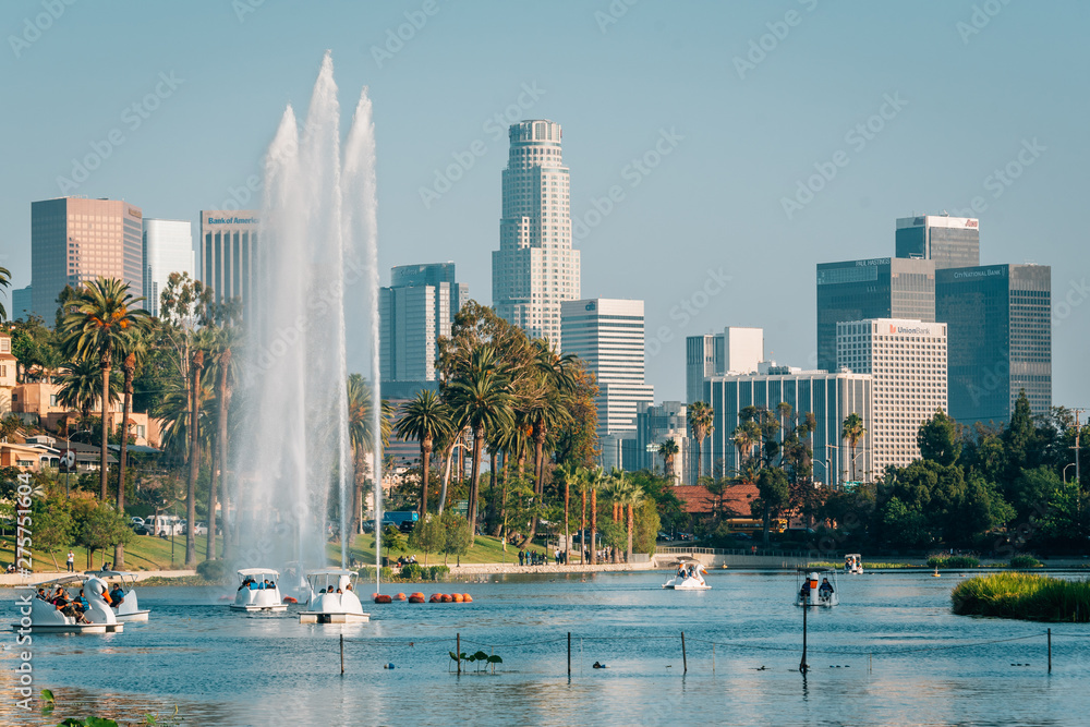 Φωτογραφία The Los Angeles skyline and lake at Echo Park, in Los Angeles, California
