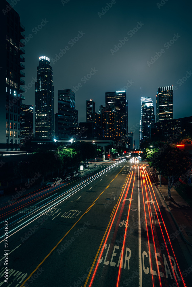 Obraz premium Cityscape night view in downtown Los Angeles, California