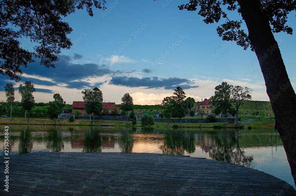 Obraz premium sunset over lake