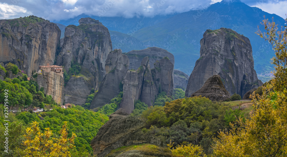Fototapeta premium Roussanou monastery in Meteora valley