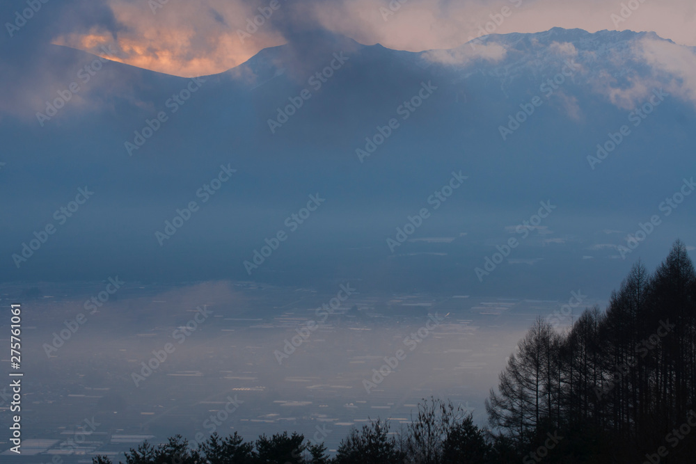 Fototapeta premium 朝日のあたる山