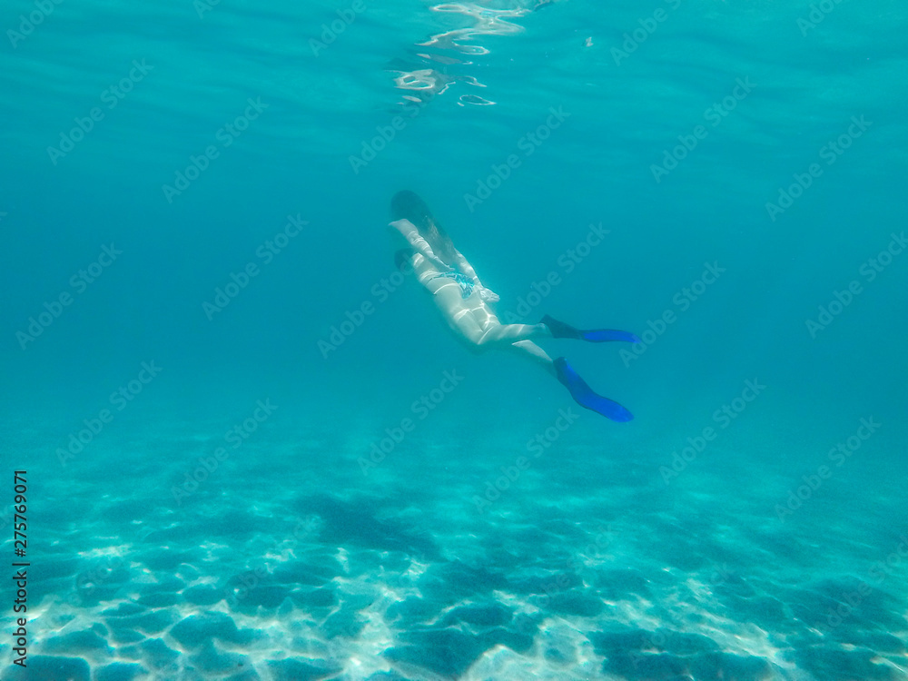 Fototapeta premium Woman diving in clear turquoise water