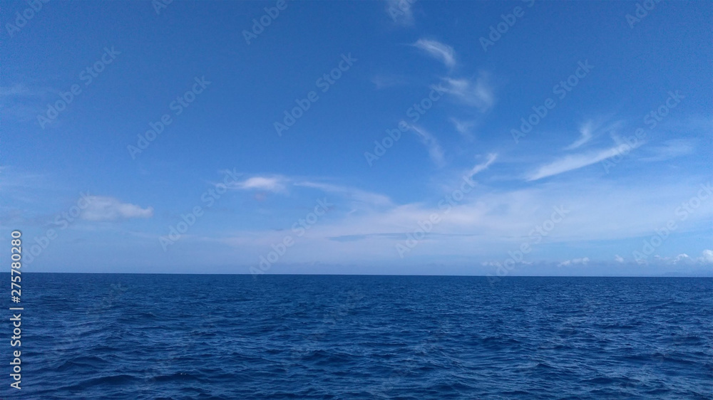 船の上から海と雲と空