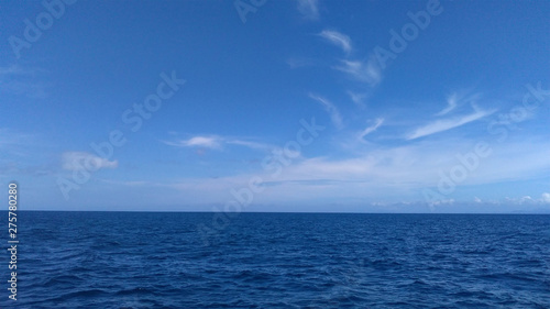 船の上から海と雲と空