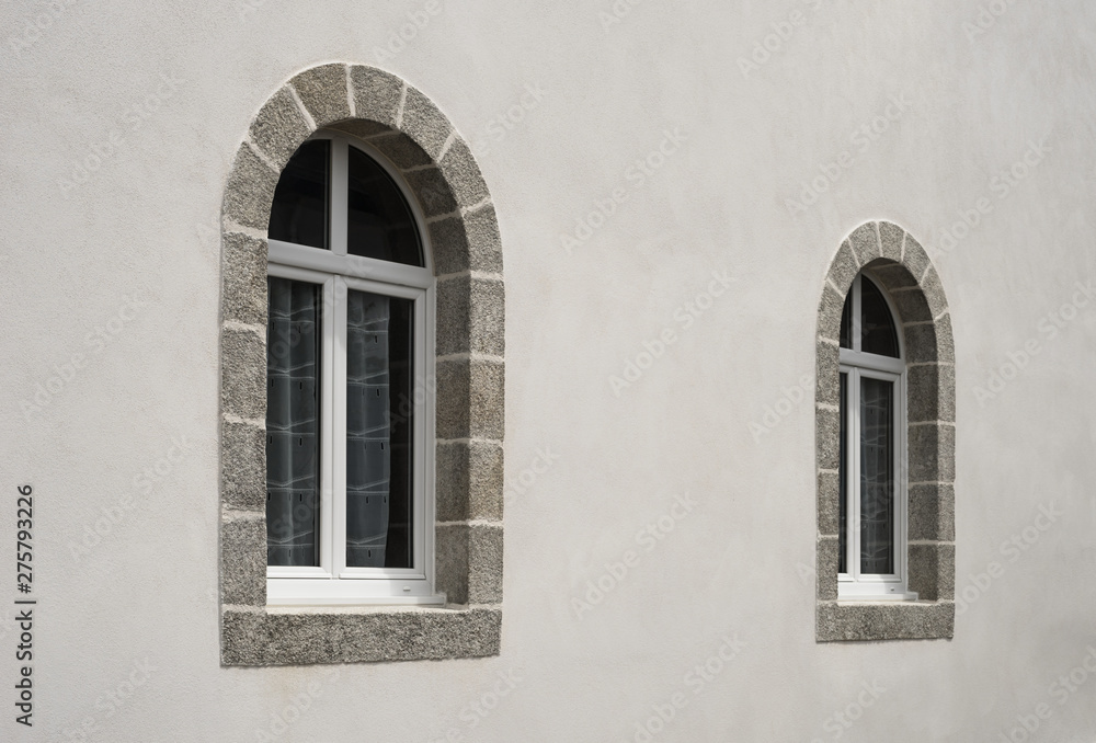 Zwei moderne Bogenfenster aus PVC in weißer Fassade perspektivisch - Two modern PVC arched windows in white facade perspective