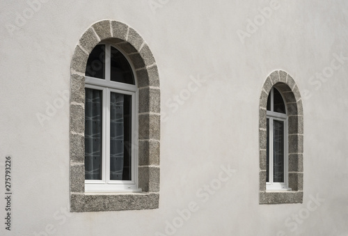 Zwei moderne Bogenfenster aus PVC in weißer Fassade perspektivisch - Two modern PVC arched windows in white facade perspective © Fotoschlick