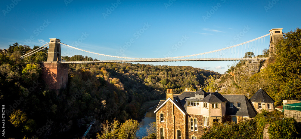 Obraz premium Clifton suspension bridge in Autumn sunshine.