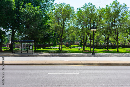 Fototapeta Naklejka Na Ścianę i Meble -  Michigan Avenue in Chicago with No Cars looking towards Grant Park