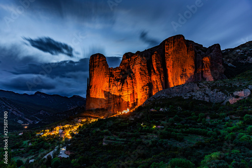 Los Mallos de Riglos Felsen bei Nacht