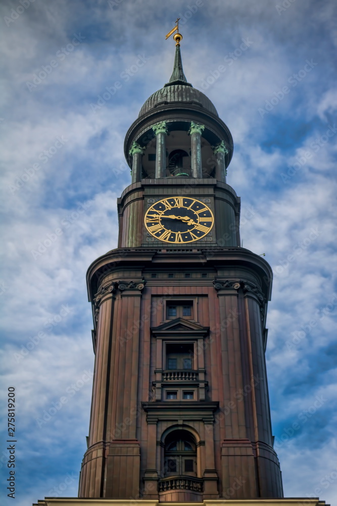 michaeliskirche mit glockenturm in hamburg, deutschland